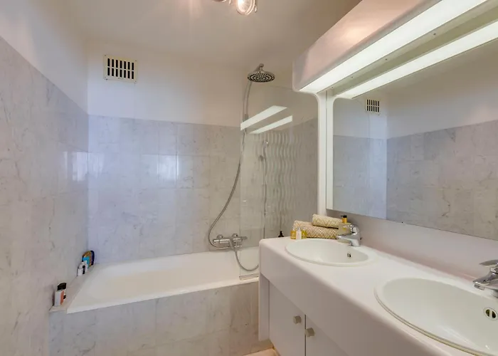 Sea View Apartment *